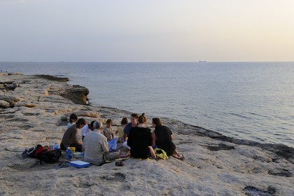 France, Bouches-du-Rhône (13), Côte Bleue, Sausset-les-Pins, pique-nique en famille en bordure de mer à l'Anse du Verdon