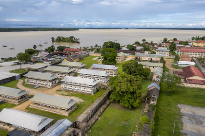 France, Guyane, Saint-Laurent-du-Maroni, bagne ou Camp de la Transportation, en bordure du fleuve Maroni (vue aérienne)