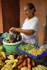 Nicaragua, Masaya, Catarina, vendeuse de fruits et légumes