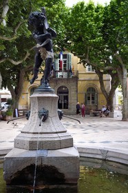 France, Var (83), Massif des Maures, Collobrières, autour de la fontaine de la Place de la Libération