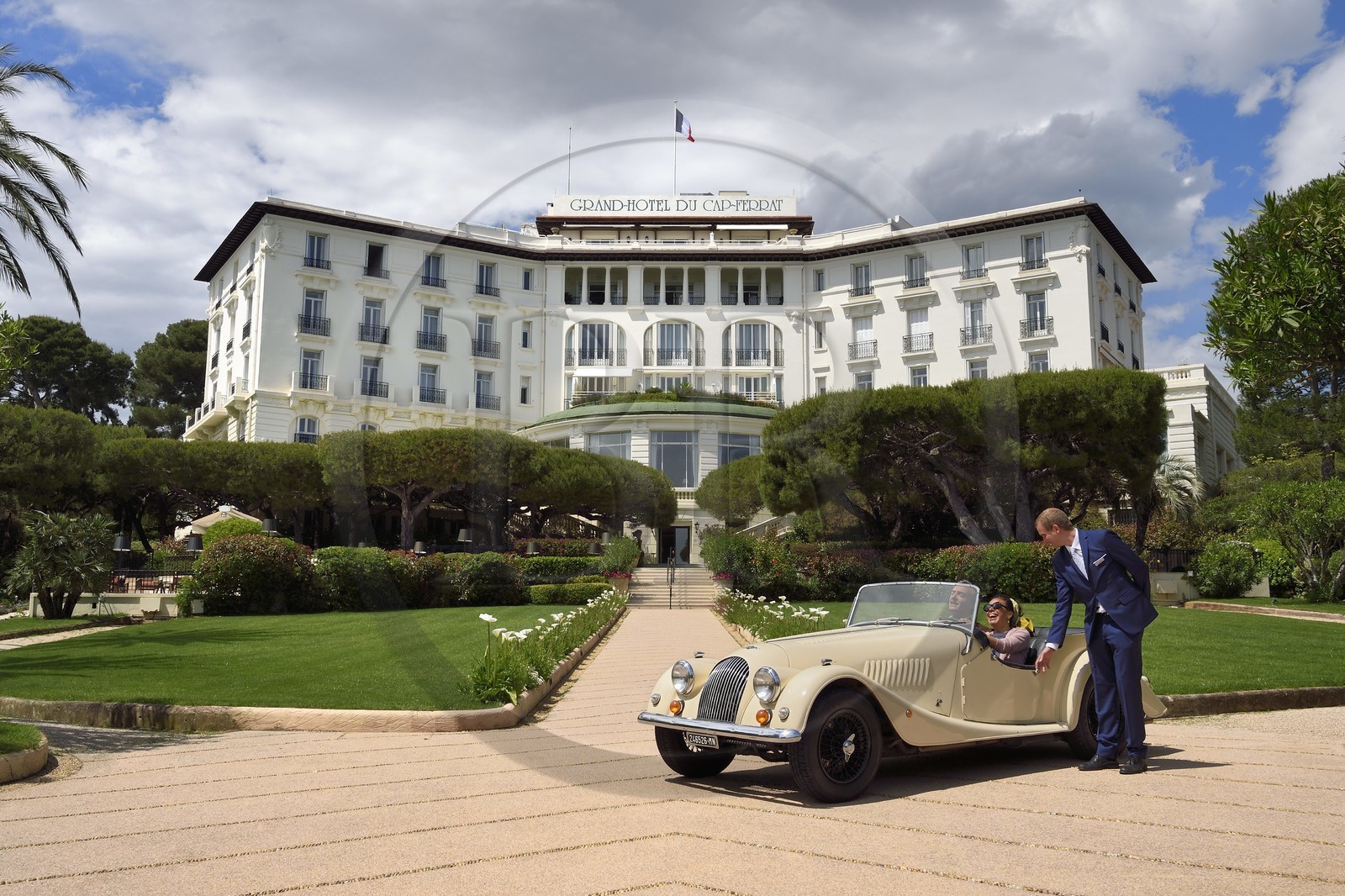 France, Alpes Maritimes (06), Saint-Jean-Cap-Ferrat, Grand-Hotel du Cap-Ferrat, palace 5 étoiles du groupe Four Seasons Hotel, le portier accueille des clients en Morgan Roadster 4 4