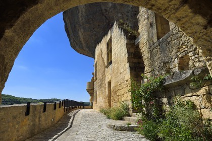 France, Dordogne (24), Périgord Noir, vallée de la Vézère, Les Eyzies-de-Tayac-Sireuil, site classé Patrimoine Mondial de l'UNESCO, la falaise et l'ancien Chateau de Tayac des barons de Beynac