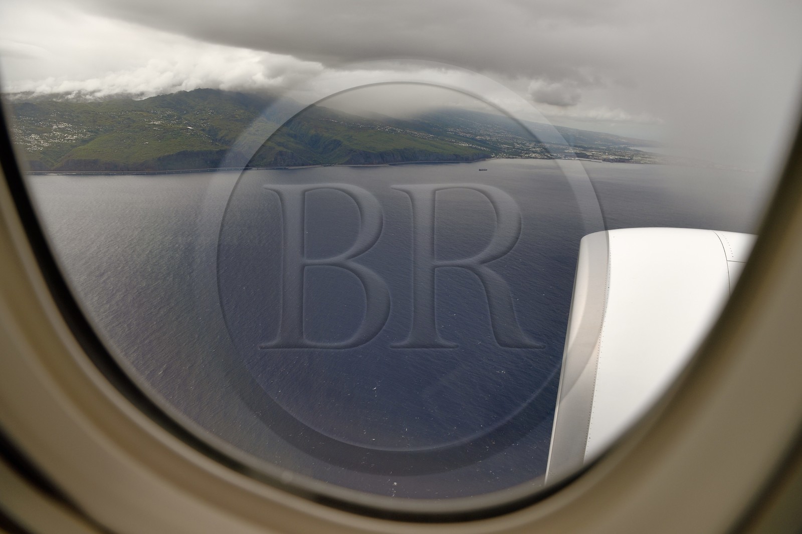 France, Ile de la Reunion, La Possession, la Nouvelle Route du Littoral (NRL), viaduc maritime long de 5,4 km entre la capitale Saint-Denis et le principal port de commerce à l’Ouest, vu du hublot de l'avion de ligne
