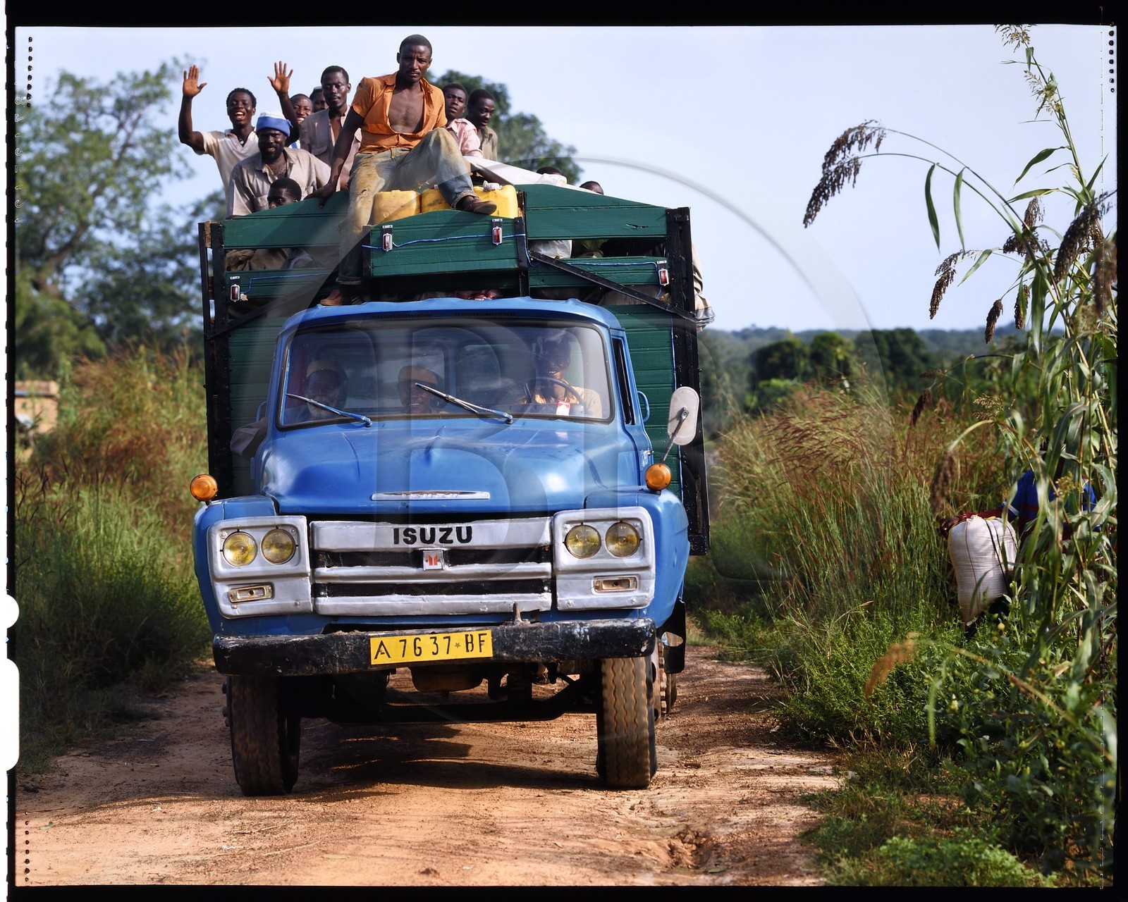 Burkina Faso, province de Poni, pays des Lobi, sur la piste de Gaoua à Loropéni, les camions sont souvent utilisés comme transport en commun