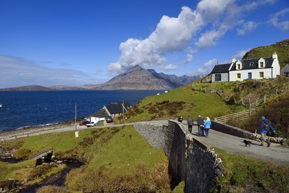 Royaume-Uni, Ecosse, région des Highlands, les Hébrides, Ile de Skye, village de Elgol sur les rives du Loch Scavaig au bout de la péninsule de Strathaird et le massif des Black Cuillin Mountains en arrière plan