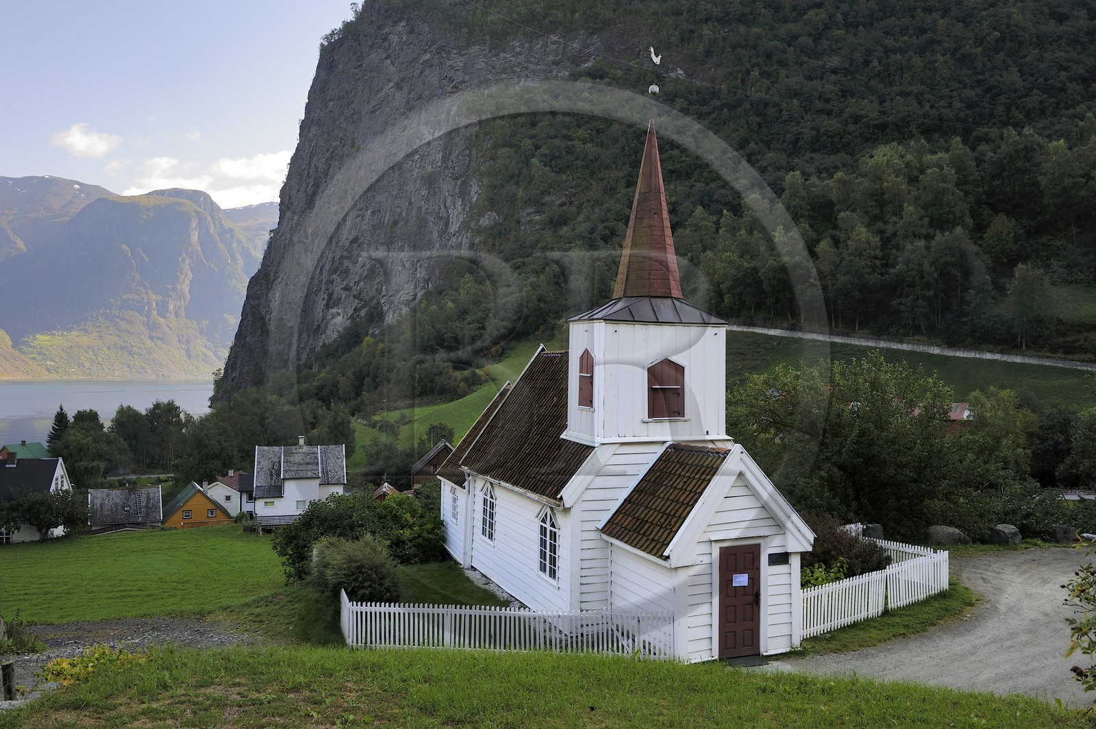 Norvège, Laerdal, Undredal sur le fjord d'Aurland, église en bois debout (stavkirke) de 1147