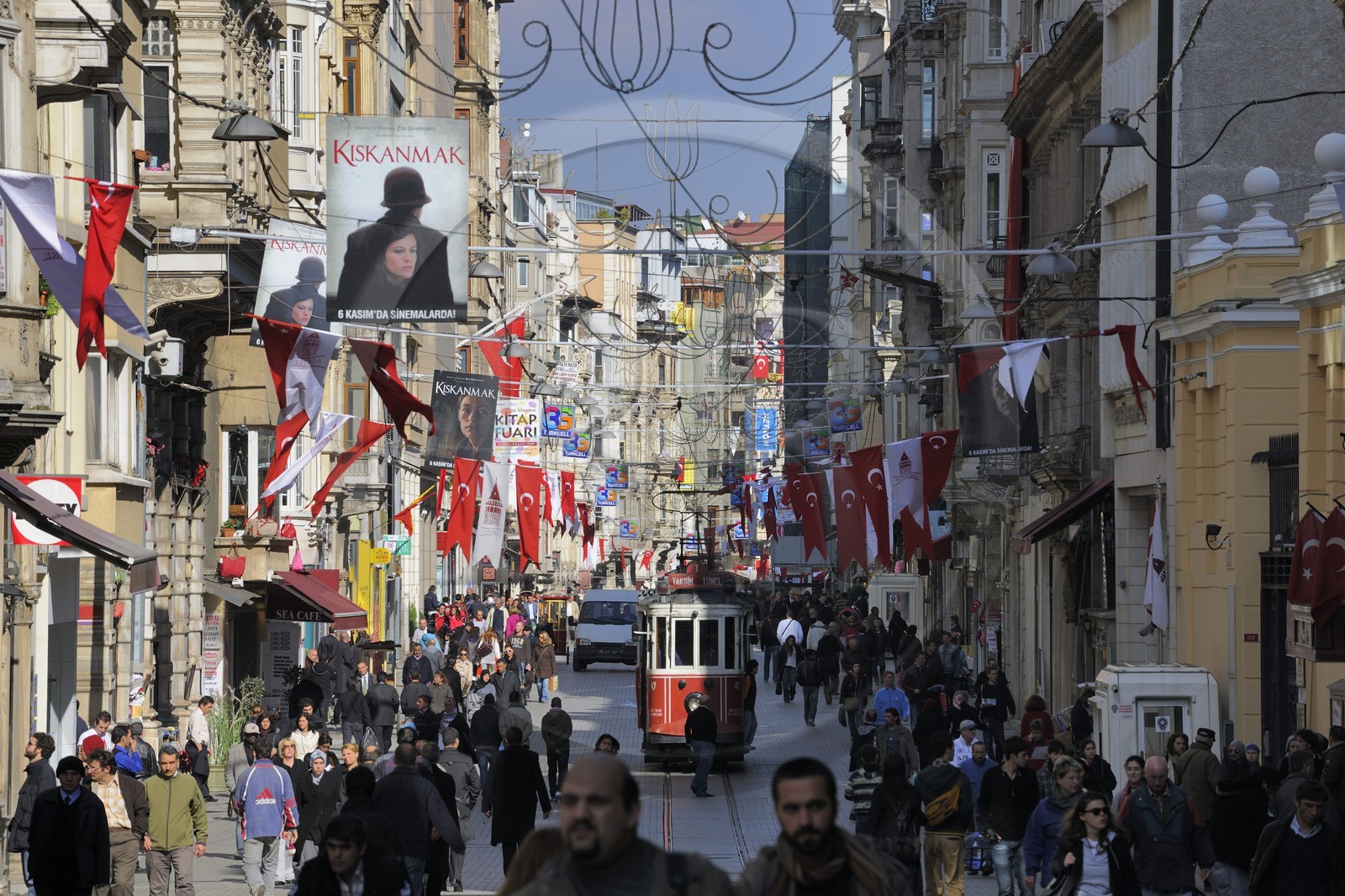 Turquie, Istanbul, quartier de Beyoglu, le vieux tramway dans la rue Istiklal Caddesi