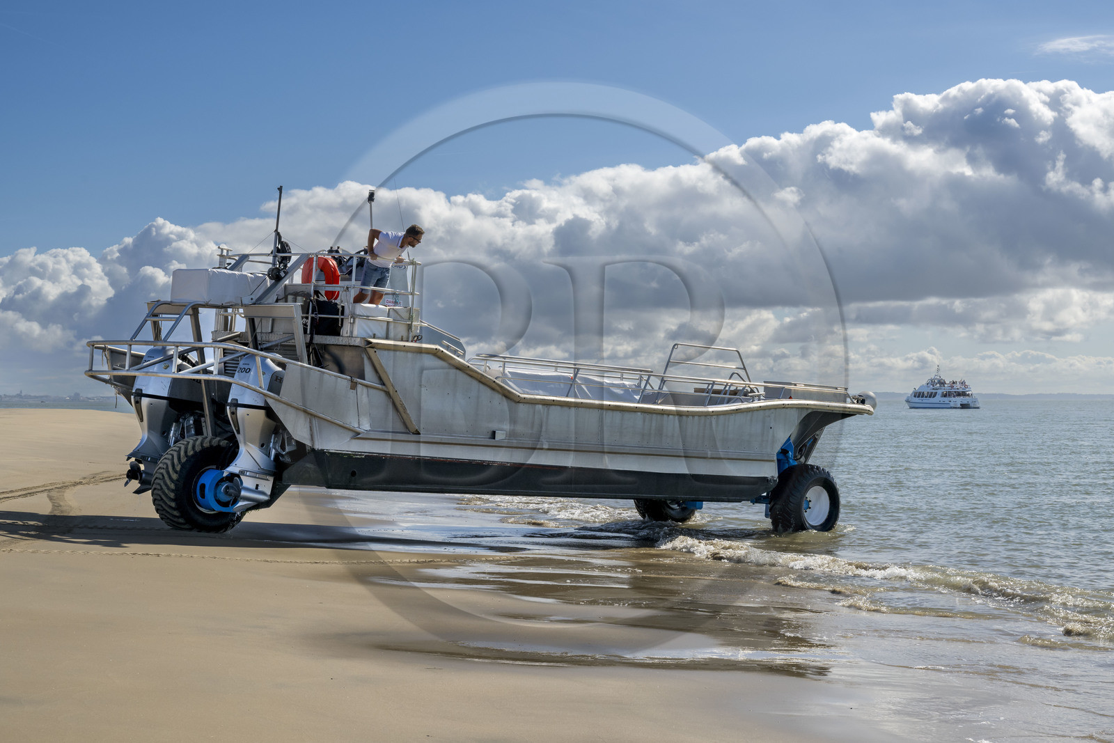 France, Gironde (33), le Verdon-sur-Mer, plateau rocheux de Cordouan, phare de Cordouan, classé Patrimoine Mondial de l'UNESCO, visite du phare avec transfert par bateau et chaland amphibie des croisières La Sirène