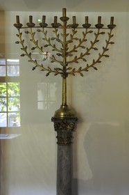 France, Bas-Rhin (67), Strasbourg, vieille ville classée au Patrimoine Mondial de l'UNESCO, le musée Alsacien, chandelier de synagogue fin du XVIIIème siècle utilisé pour Hanoucca