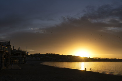 France, Pyrénées-Atlantiques (64), Pays-Basque, Saint-Jean-de-Luz, promeneurs sur la Grande Plage et la côte de Ciboure dans la baie en arrière plan