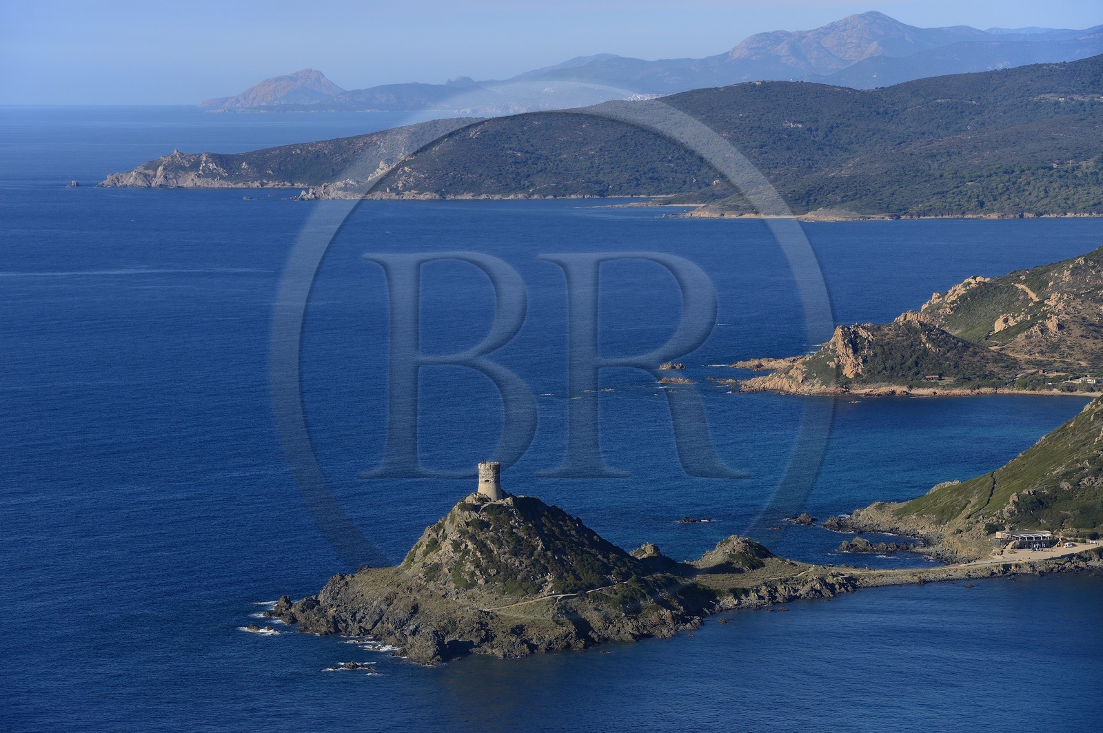 France, Corse-du-Sud (2A), Golfe d'Ajaccio, Pointe et Tour de la Parata face aux Iles Sanguinaires, en arrière plan la côte ouest vers le Golfe de Porto (vue aérienne)