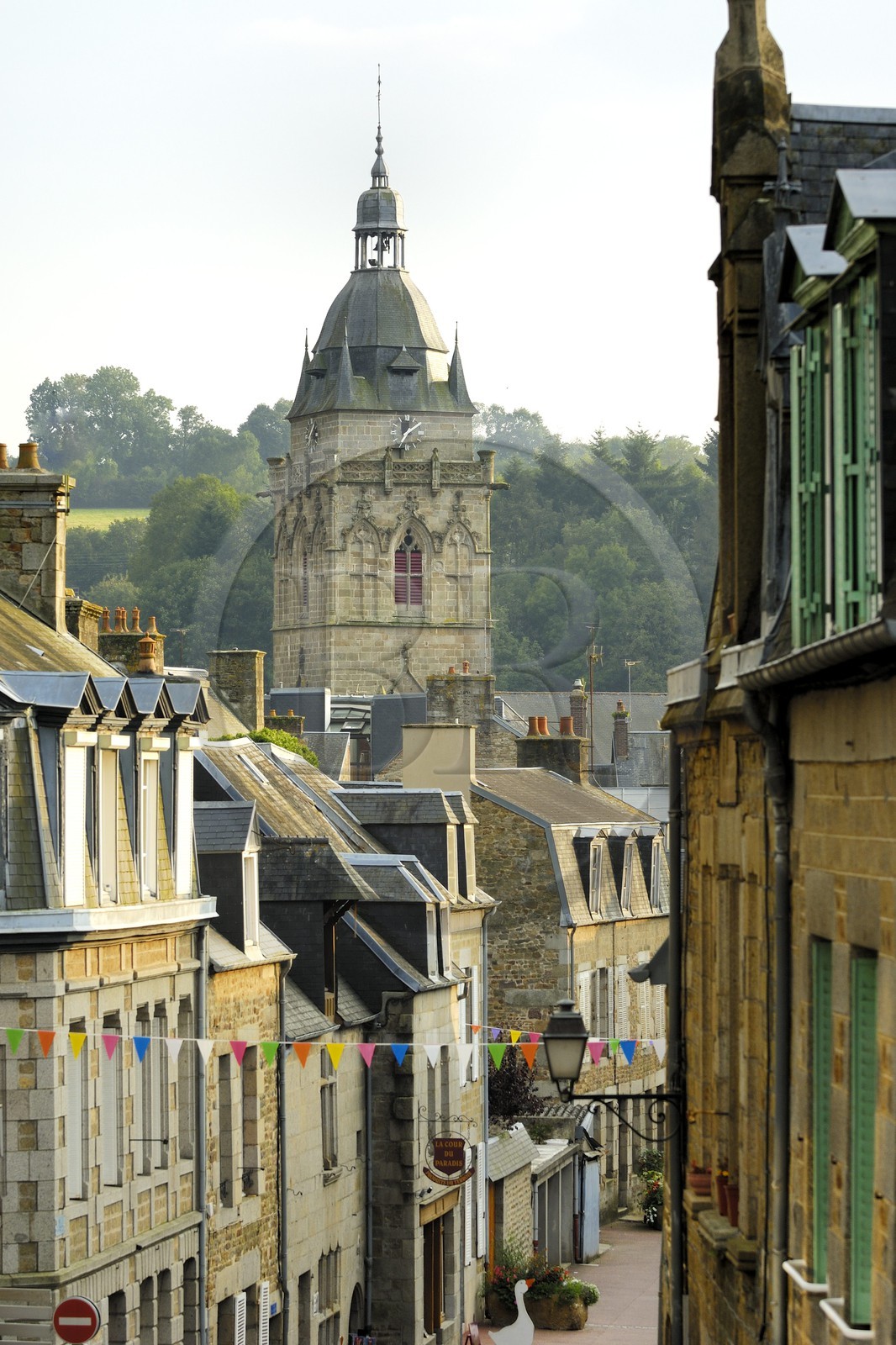 France, Manche (50), Villedieu-les-Poêles, rue du Dr Havard et église Notre-Dame