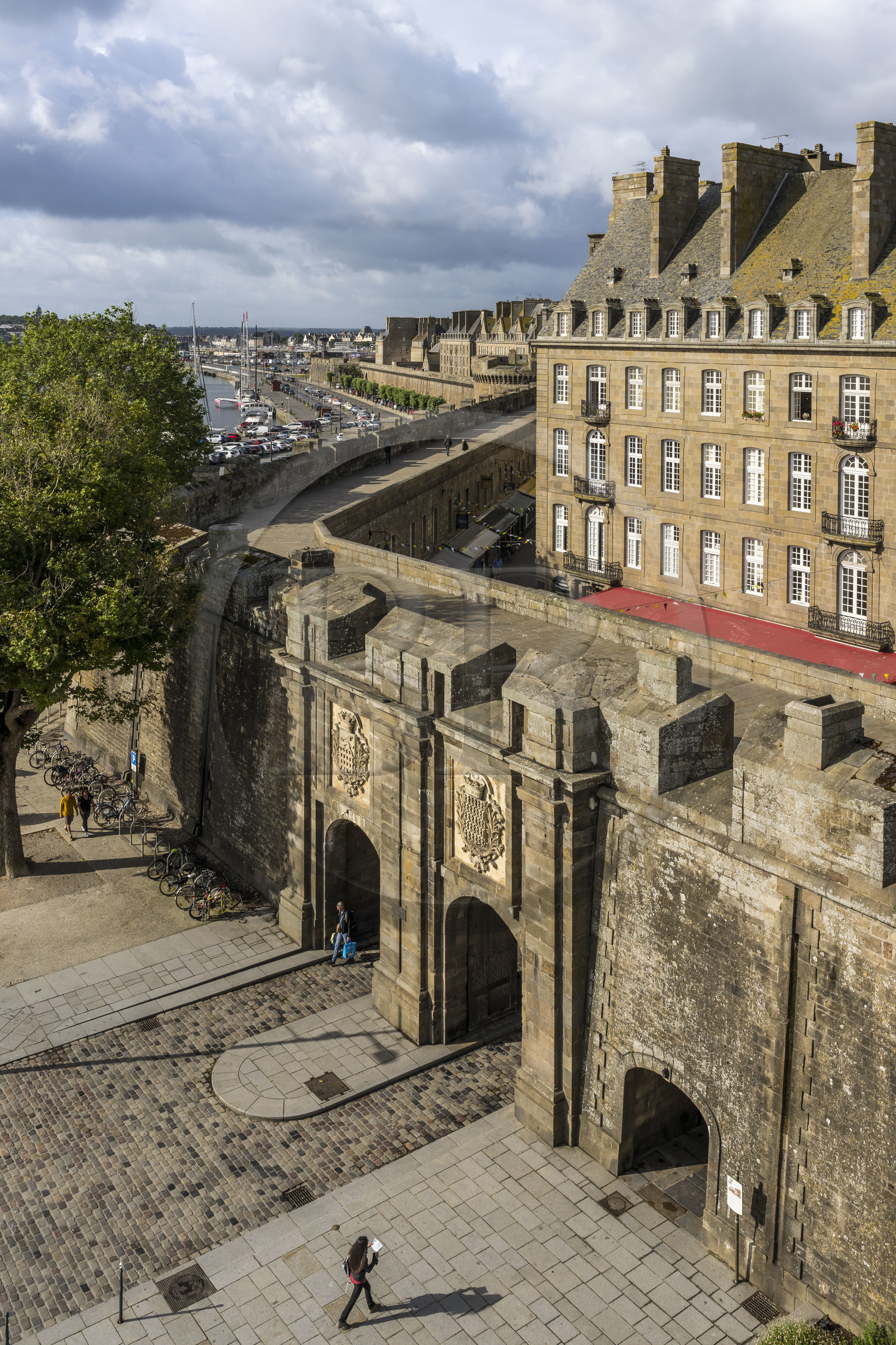 France, Ille-et-Vilaine (35), Côte d'Emeraude, Saint-Malo, la Porte Saint-Vincent dans les remparts et la ville intra-muros