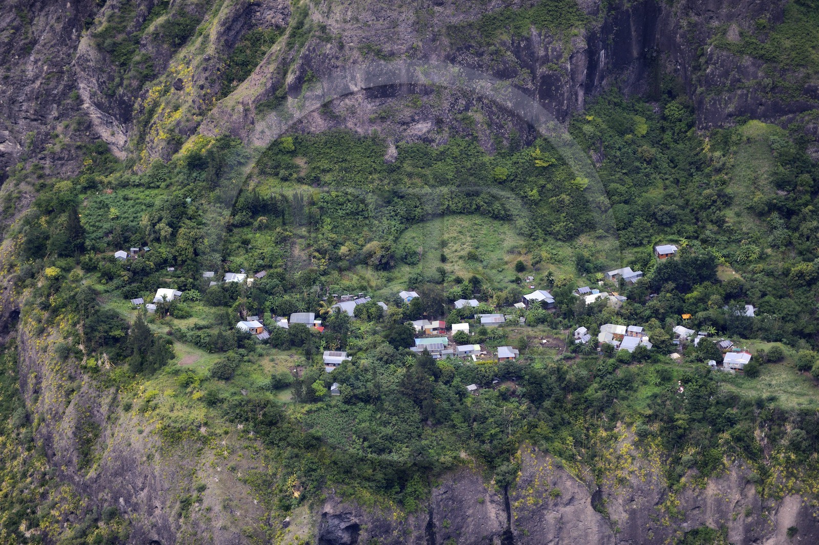 France, Ile de la Reunion, le cirque de Mafate, classé Patrimoine Mondial de l'UNESCO, petits villages isolés (Ilets) vers la Roche Plate accessibles seulement à pied ou par hélicoptère (vue aérienne)