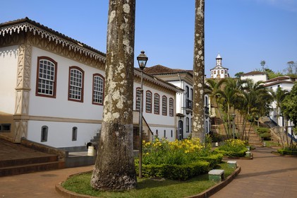 Brésil, Etat du Minas Gerais, ville de Serro, place (centrale) Joao Pinheiro et capela de Santa Rita (Route de l'or, Estrada Real)