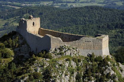 France, Ariège (09), Pays d' Olmes, château cathare de Montségur perché sur un pog et les Pyrénées (vue aérienne)