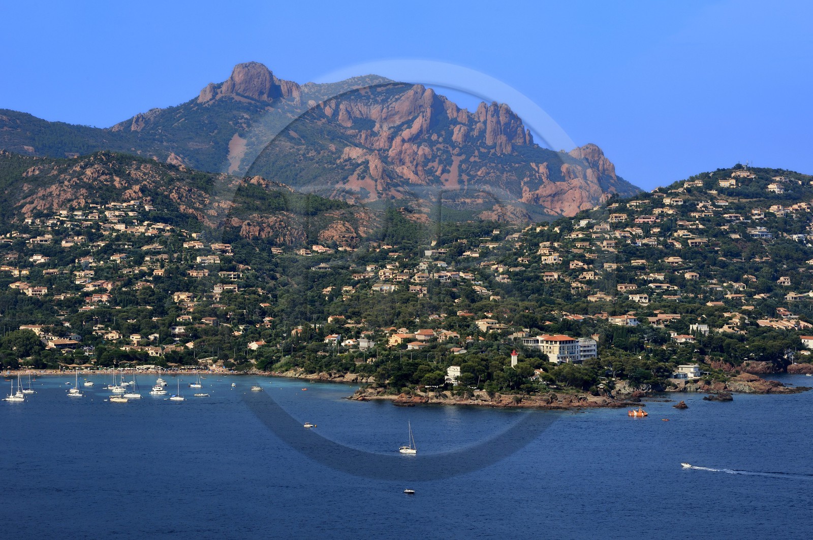 France, Var (83), Agay commune de Saint-Raphaël, massif de l'Estérel, la rade et le village d'Agay, le Pic du Cap Roux en arrière plan