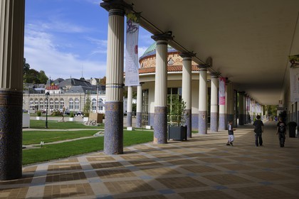 France, Vosges (88), ville de Contrexeville, le casino et la source de l'établissement thermal