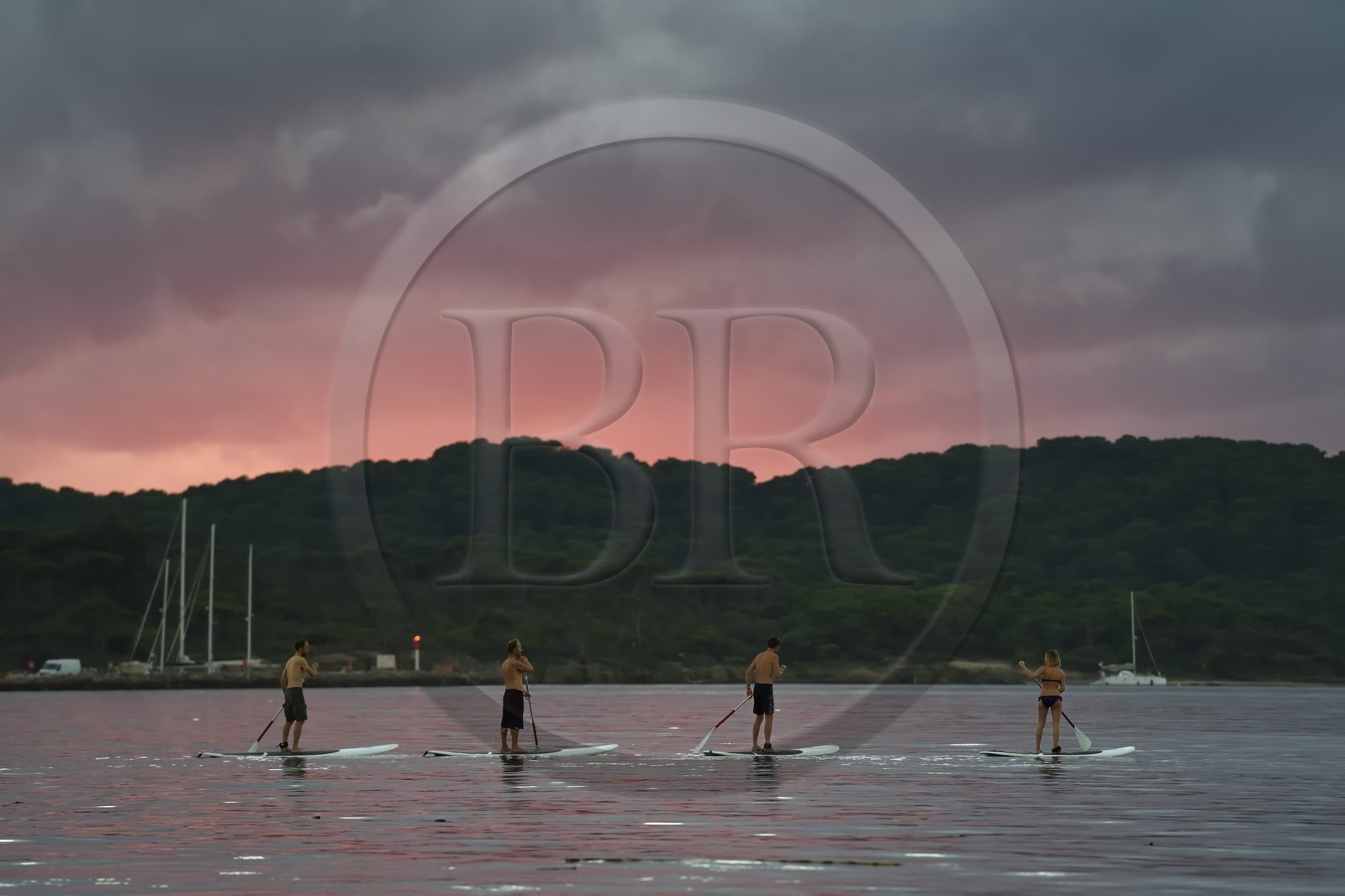 France, Var (83), Iles d'Hyères, parc national de Port Cros, Ile de Porquerolles, stand-up paddle au large de la plage de la Courtade guidés par Alexandre Bernd