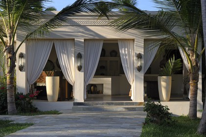 Tanzanie, archipel de Zanzibar, île de Unguja (Zanzibar), côte Sud-Est, Bwejuu, le luxueux Baraza Resort & Spa, un des restaurants