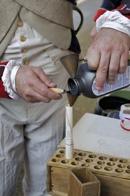 Italie, Ligurie, Sarzana, Napoleon Festival, préparation des doses de poudre pour les fusils