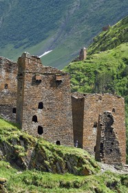 Géorgie, Kakheti, Parc national de Touchétie, vallée de la rivière Alazani dans les montagnes de Pirikiti, randonneur traversant l'ensemble de tours défensives médiévales de l'ancien village de Parsma (Baso)