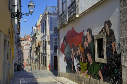 Portugal, Lisbonne, quartier du Bairro Alto, fresque révolutionnaire dans la rue Travessa dos Fieis de Deus