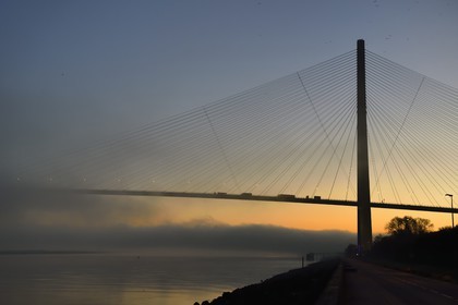 France, entre Calvados (14) et Seine-Maritime (76), le Pont de Normandie dans les brumes de l'aube, il enjambe la Seine pour relier les villes de Honfleur et du Havre
