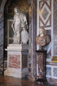 France, Yvelines (78), château de Versailles, classé Patrimoine Mondial de l'UNESCO, les Grands Appartements, salon de Venus, statue de Louis XIV vétu à l'antique par Jean Warin (1672).