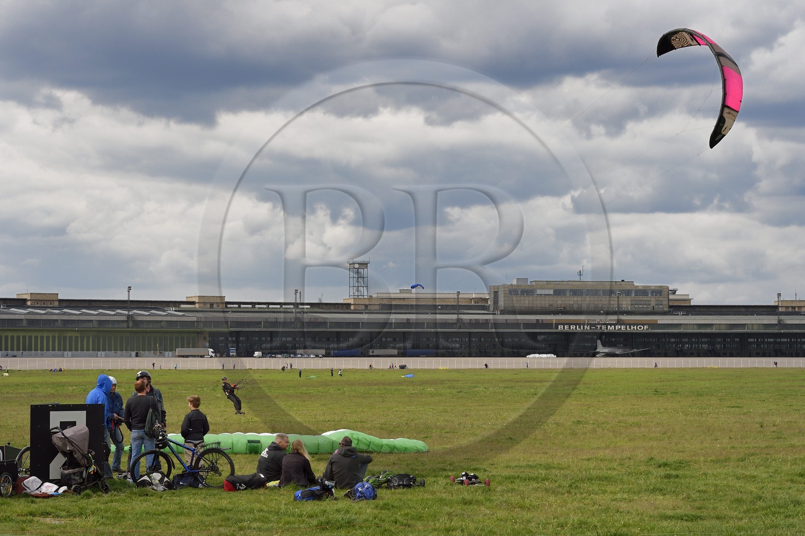 Allemagne, Berlin, ancien aéroport international de Berlin-Tempelhof reconverti en immense parc, un lieu de rencontre pour les kite surfeurs, kite boarders et Country Buggy kiter