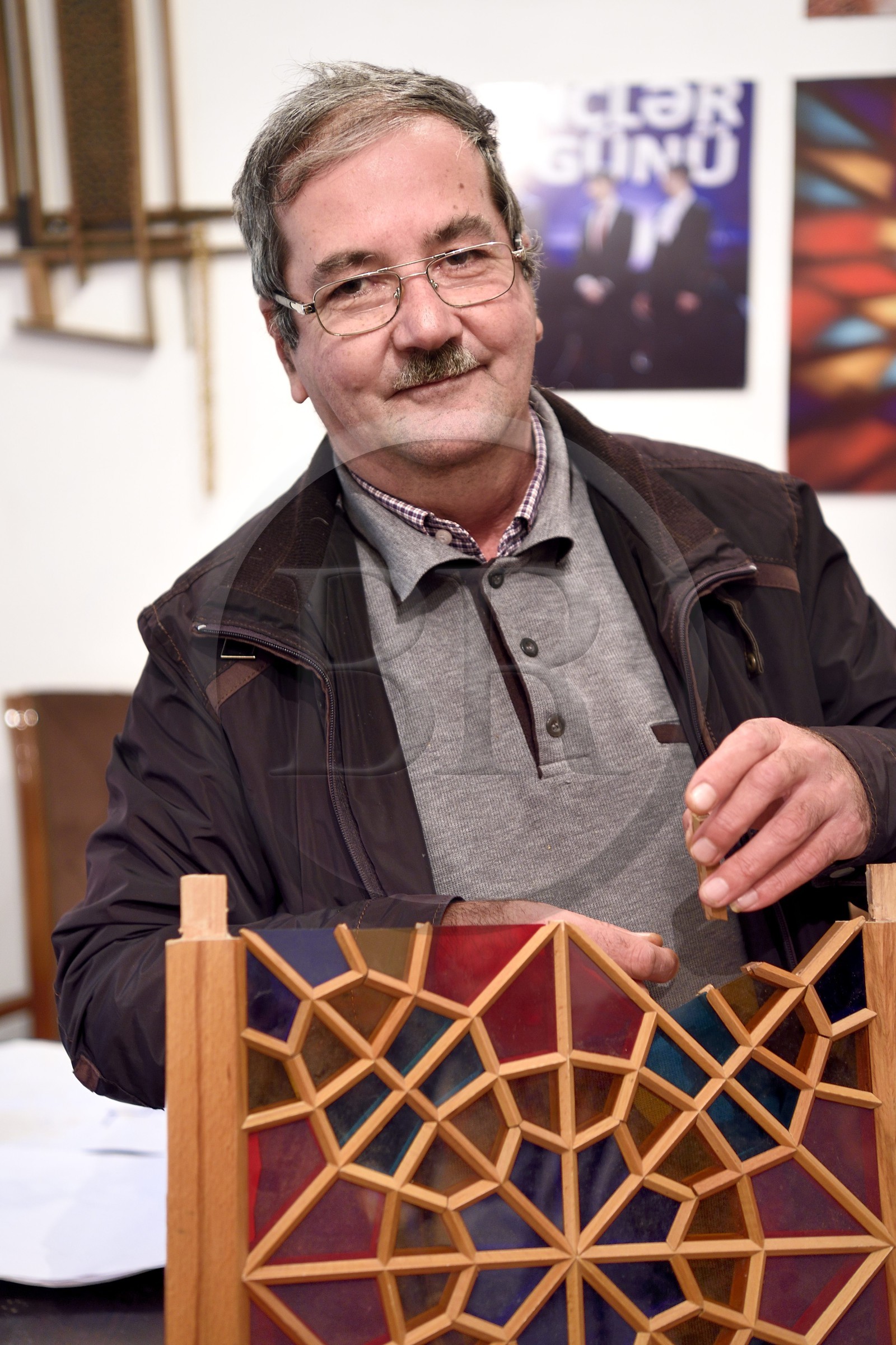 Azerbaïdjan, Sheki (Shaki), les Shabaka sont des vitraux construits dans des cadres de bois sans colle ni clous, le maitre de Shabaka Resulov Tofig