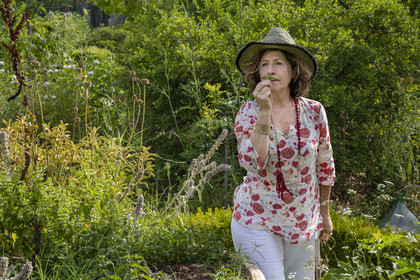 France, Alpes-Maritimes (06), Mouans-Sartoux, Jardins du Musée International de la Parfumerie​ (MIP), Corinne Marie- Tosello, une Nez designer d’ateliers olfactifs, sent une menthe bergamote