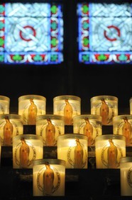 France, Paris (75), île de la Cité, la cathédrale Notre-Dame, bougies à l'effigie de Notre-Dame
