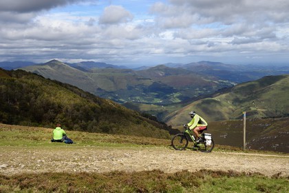 Espagne, Pays-Basque, Navarre, chemin de Saint-Jacques de Compostelle entre Saint-Jean-Pied-de-Port et Roncevaux, randonneurs col de Lepoeder et la vallée de Luzaide en arrière plan