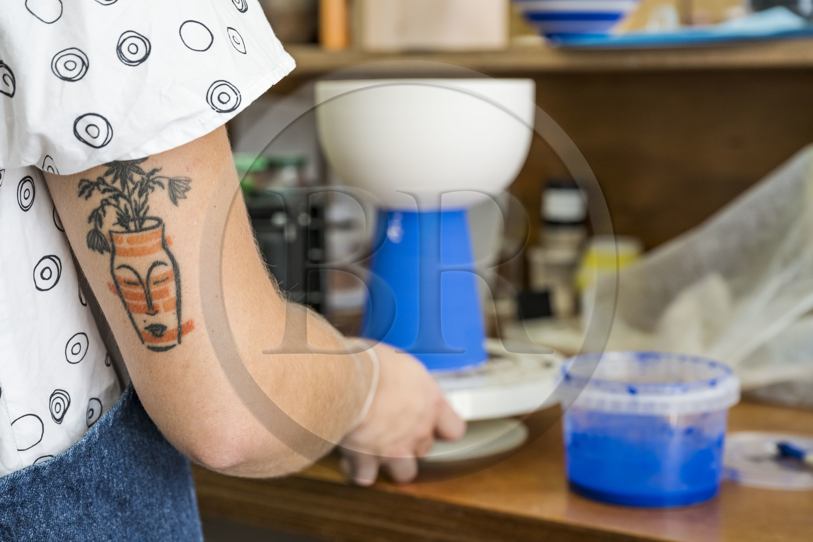 France, Alpes-Maritimes (06), Vallauris, la céramiste Maureen Stengel-Guillot de l'atelier MSG Céramique, son tatouage en hommage à la ceramique