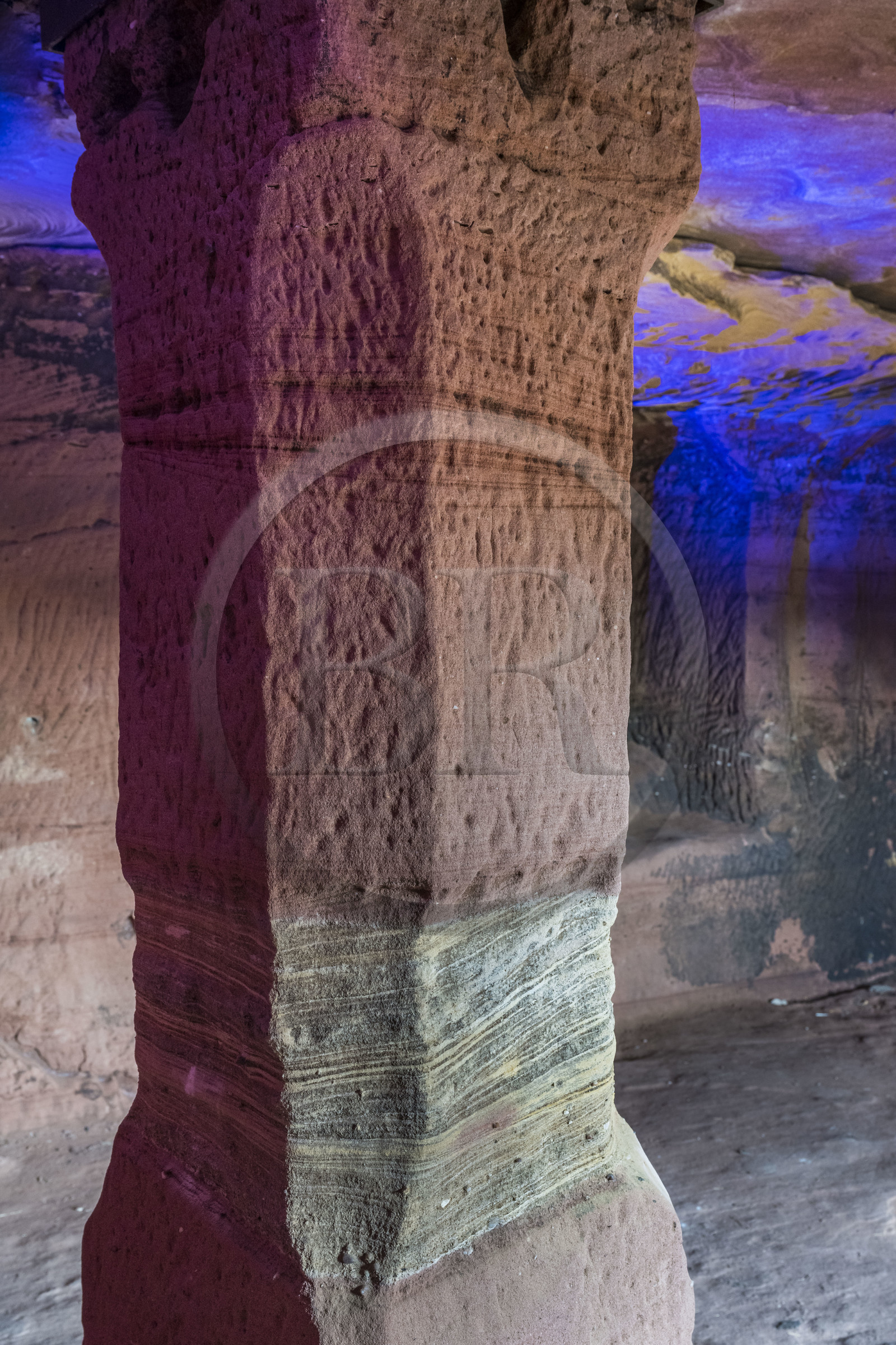 France, Bas-Rhin (67), Parc naturel régional des Vosges du Nord, Lembach, chateau de Fleckenstein, pilier d'une pièce troglodyte