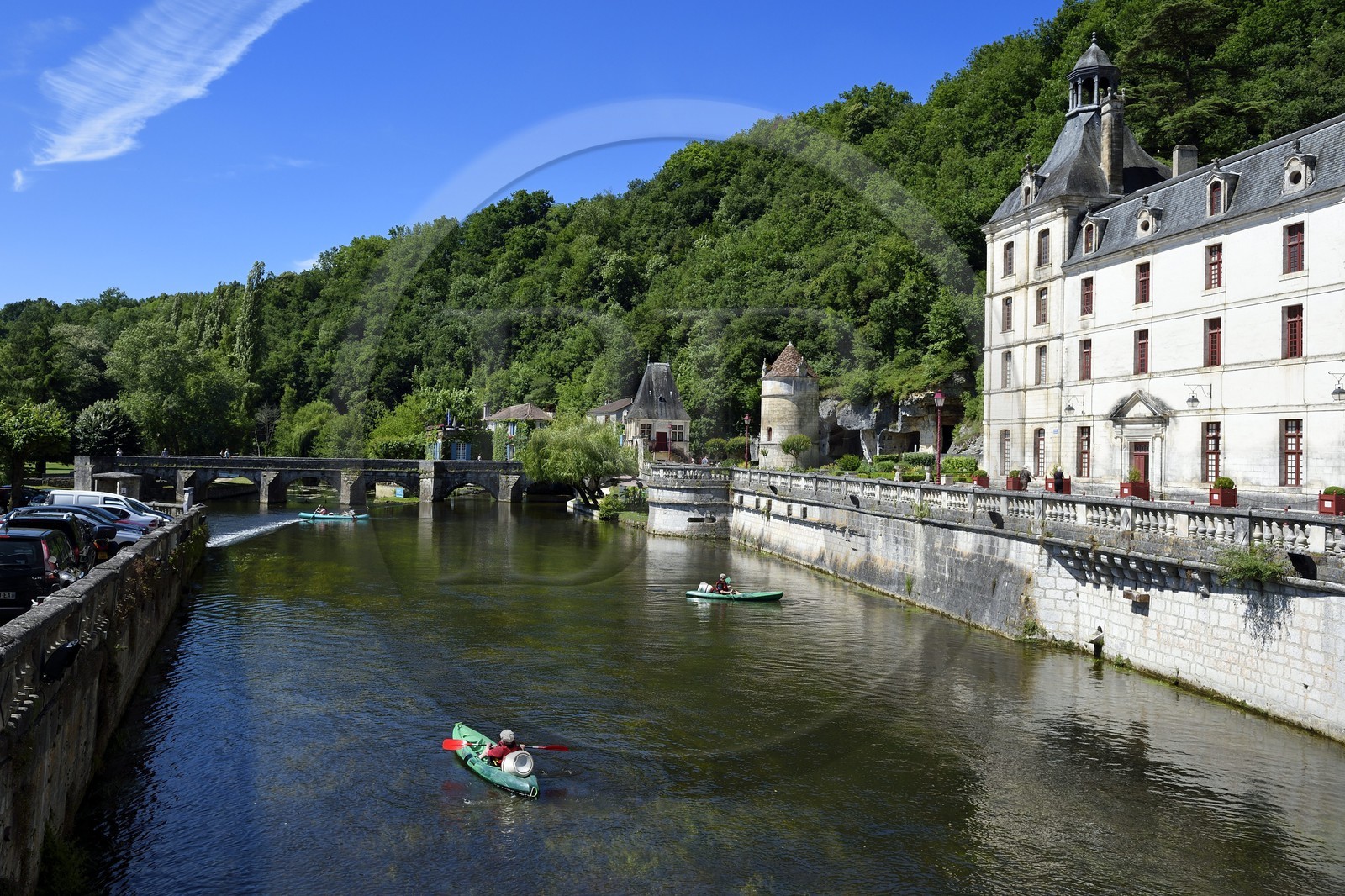 France, Dordogne (24), Brantôme, canoé sur la Dronne et l'abbaye bénédictine Saint-Pierre de Brantôme