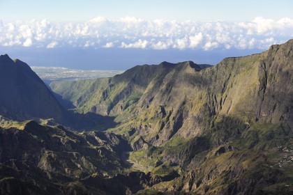France, Ile de la Reunion, le cirque de Cilaos, classé Patrimoine Mondial de l'UNESCO, et la côte ouest vers Saint-Louis en arrière plan (vue aérienne)