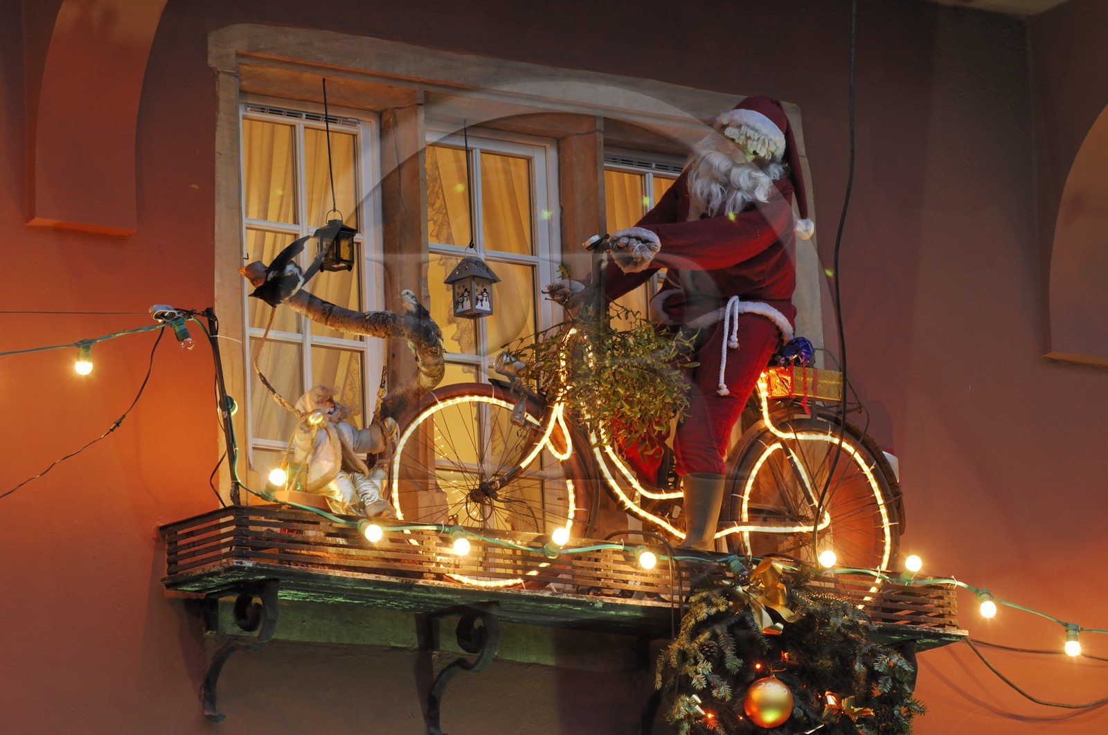 France, Bas Rhin (67), Strasbourg, Pere Noel cycliste en decoration