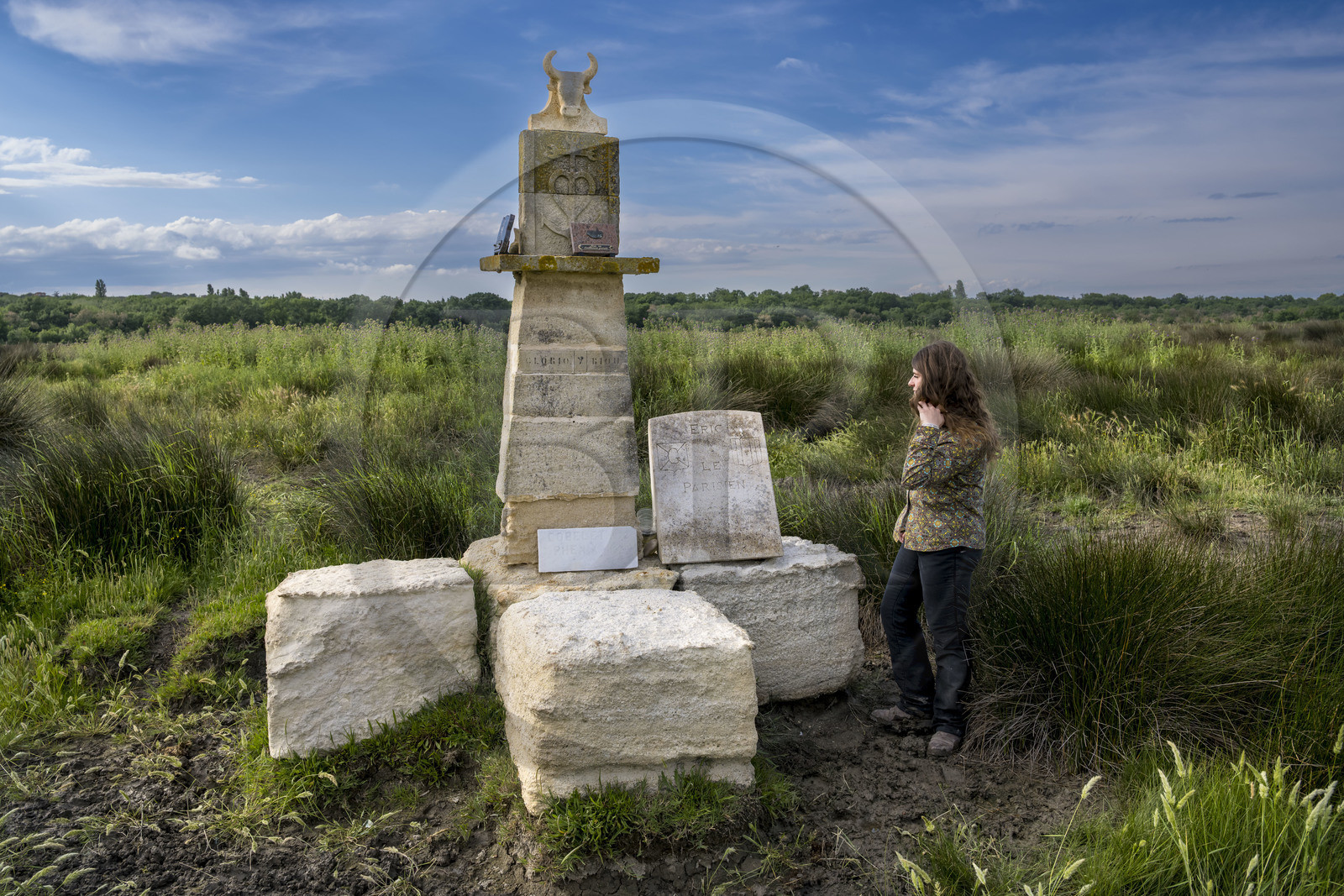 France, Gard (30), Saint-Gilles du Gard, manade Pierre Aubanel & fils, tombe de deux taureaux camarguais Raço di Biou qui ont fait la gloire de la manade, un memorial à un des gardians a été ajouté