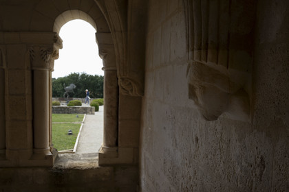 France, Charente-Maritime (17), l'ancien prieuré Saint-Jean-l'Evangéliste de Trizay appelé abbaye de Trizay abrite un centre d'art contemporain, tête support de colonne dans la salle capitulaire