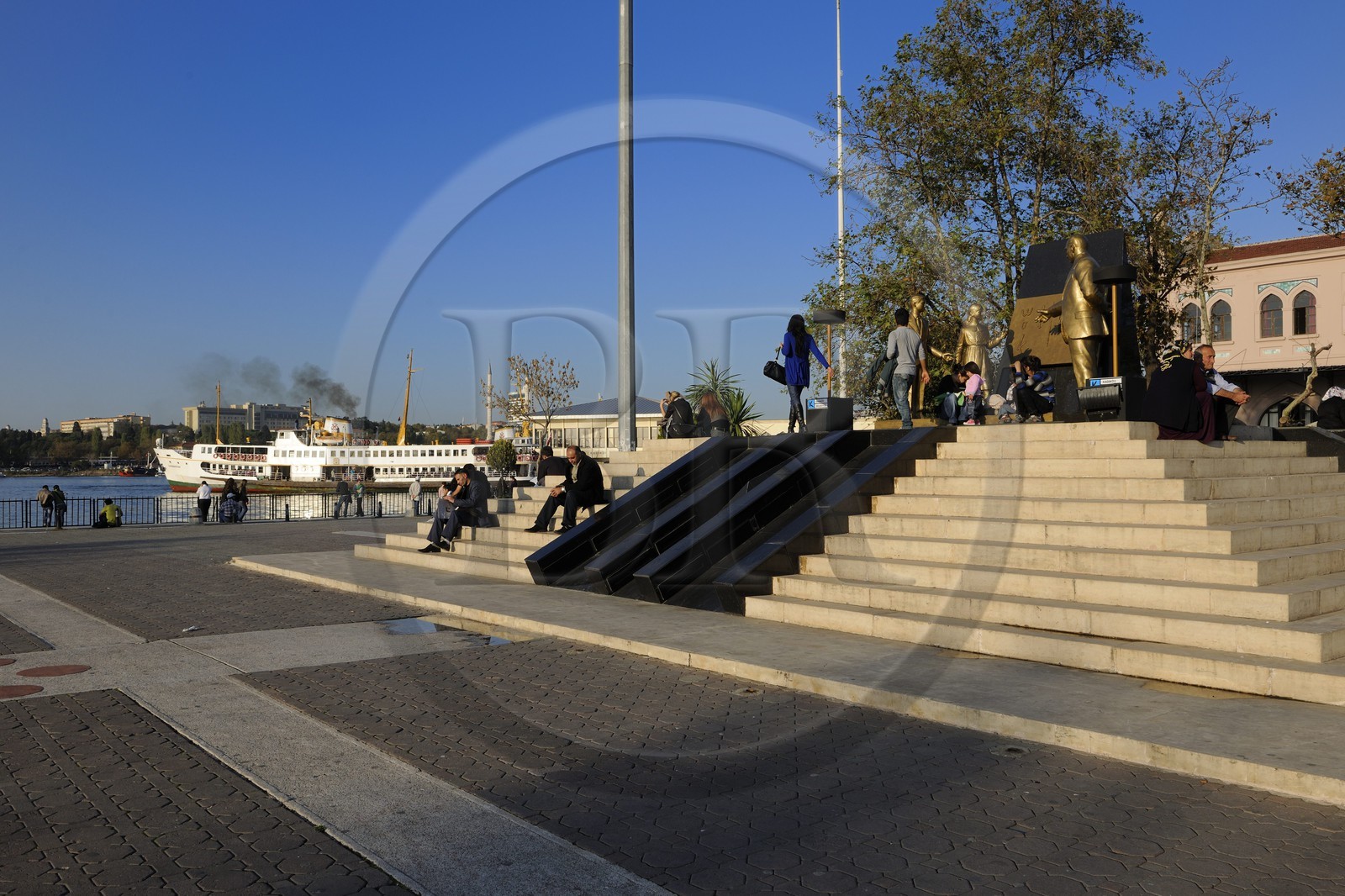Turquie, Istanbul, rive asiatique, statue d'Atatürk l'enseignant près de l'embarcadère de Kadıköy