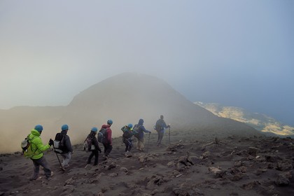 Italie, Sicile, iles Eoliennes, classées Patrimoine Mondial de l'UNESCO, ile de Stromboli, randonneurs sur les pentes du volcan