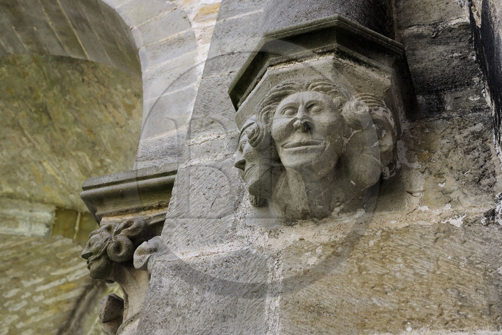 France, Aude (11), Saint-Martin-le-Vieil, ancienne abbaye cistercienne de Villelongue, têtes au pilier sud-ouest de la nef