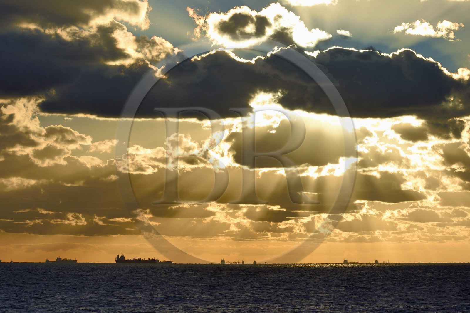 France, Seine-Maritime (76), Le Havre, cargos au mouillage au large en zone d'attente portuaire du Havre
