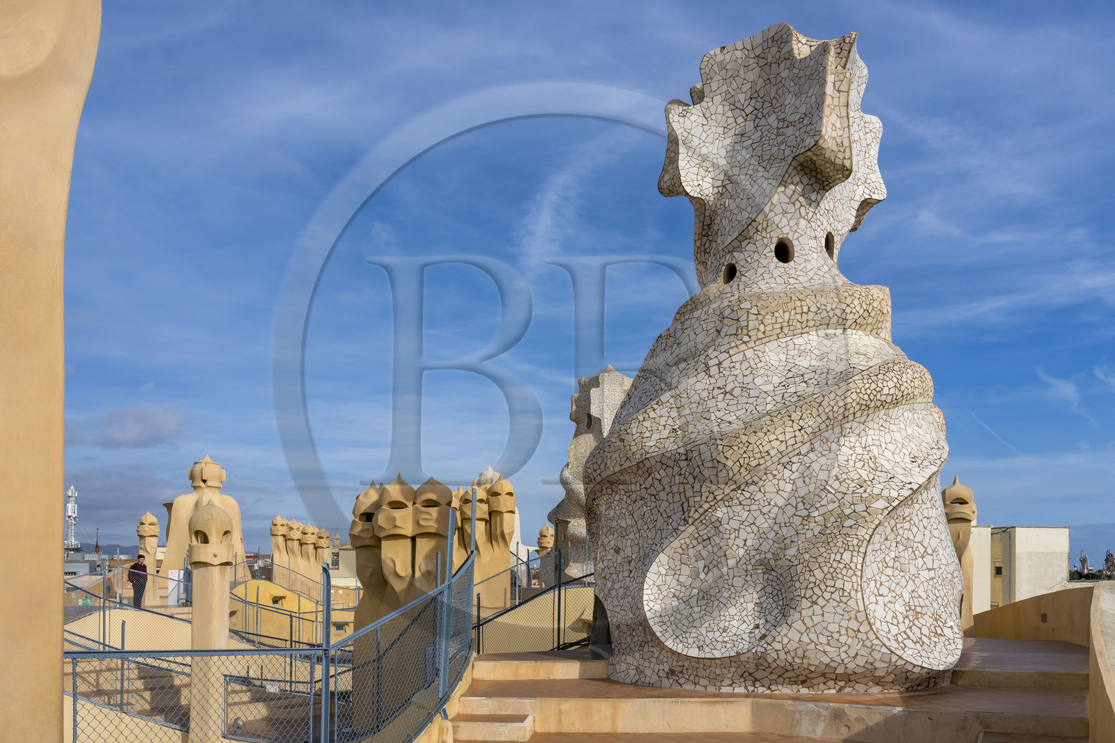 Espagne, Catalogne, Barcelone, quartier de l'Eixample, Passeig de Gracia, Pedrera ou Casa Mila (1905-1910) de l'architecte du modernisme catalan Antoni Gaudi, site classé au Patrimoine Mondial de l'UNESCO, cheminées et tours d'aération sur le toit terrasse de l'immeuble