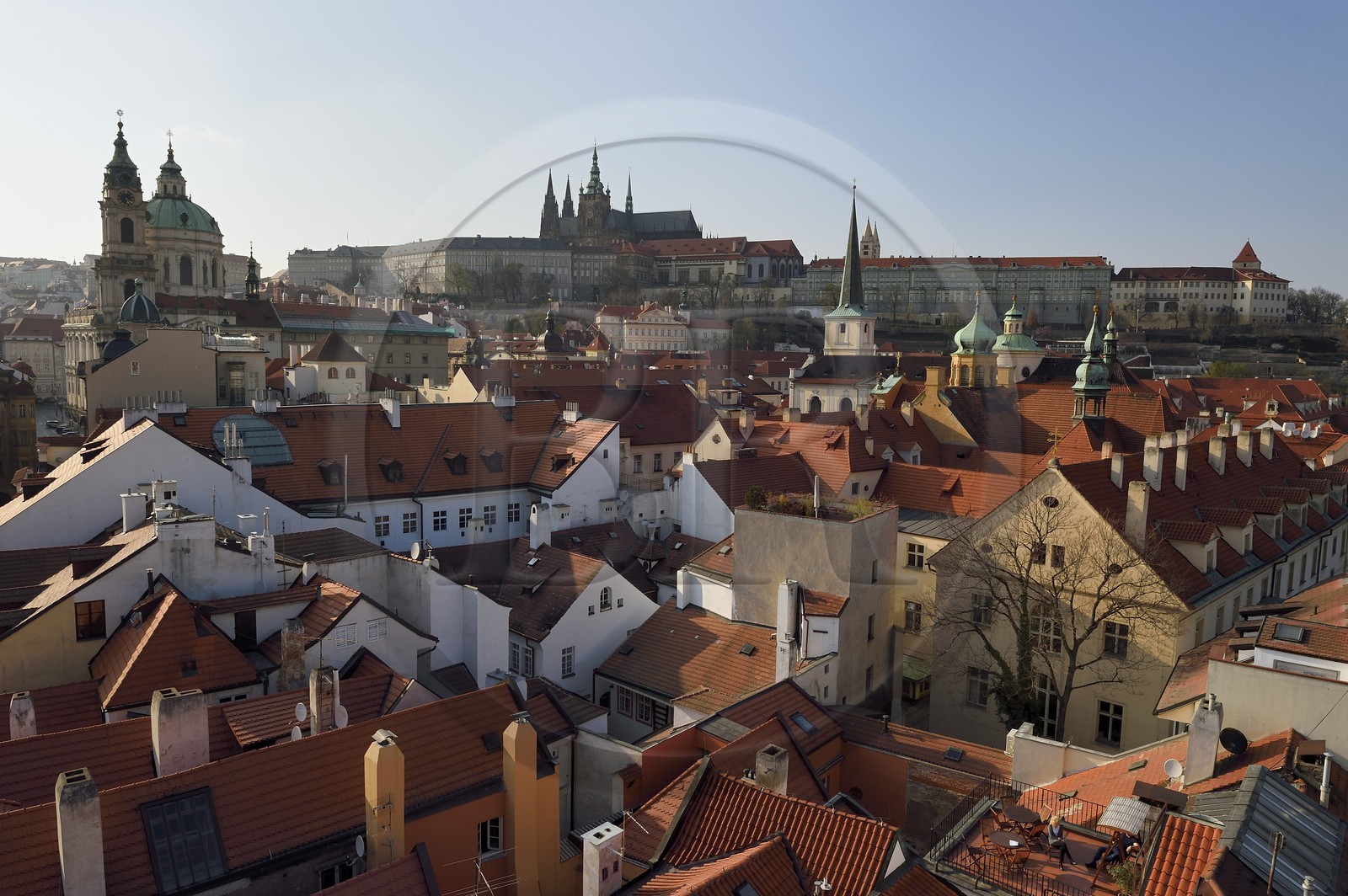 République Tchèque, Prague, centre historique classé Patrimoine Mondial de l' UNESCO, quartier de Mala Strana, l'église Saint Nicolas (Sv. Mikulase) et le chateau Royal en arrière plan à droite