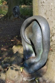 France, Bas Rhin (67), Strasbourg, parc du chateau de Pourtalès, le Parc de sculpture, Il bosco guarda e ascolta (1990), sculptures de Claudio Parmiggiani
