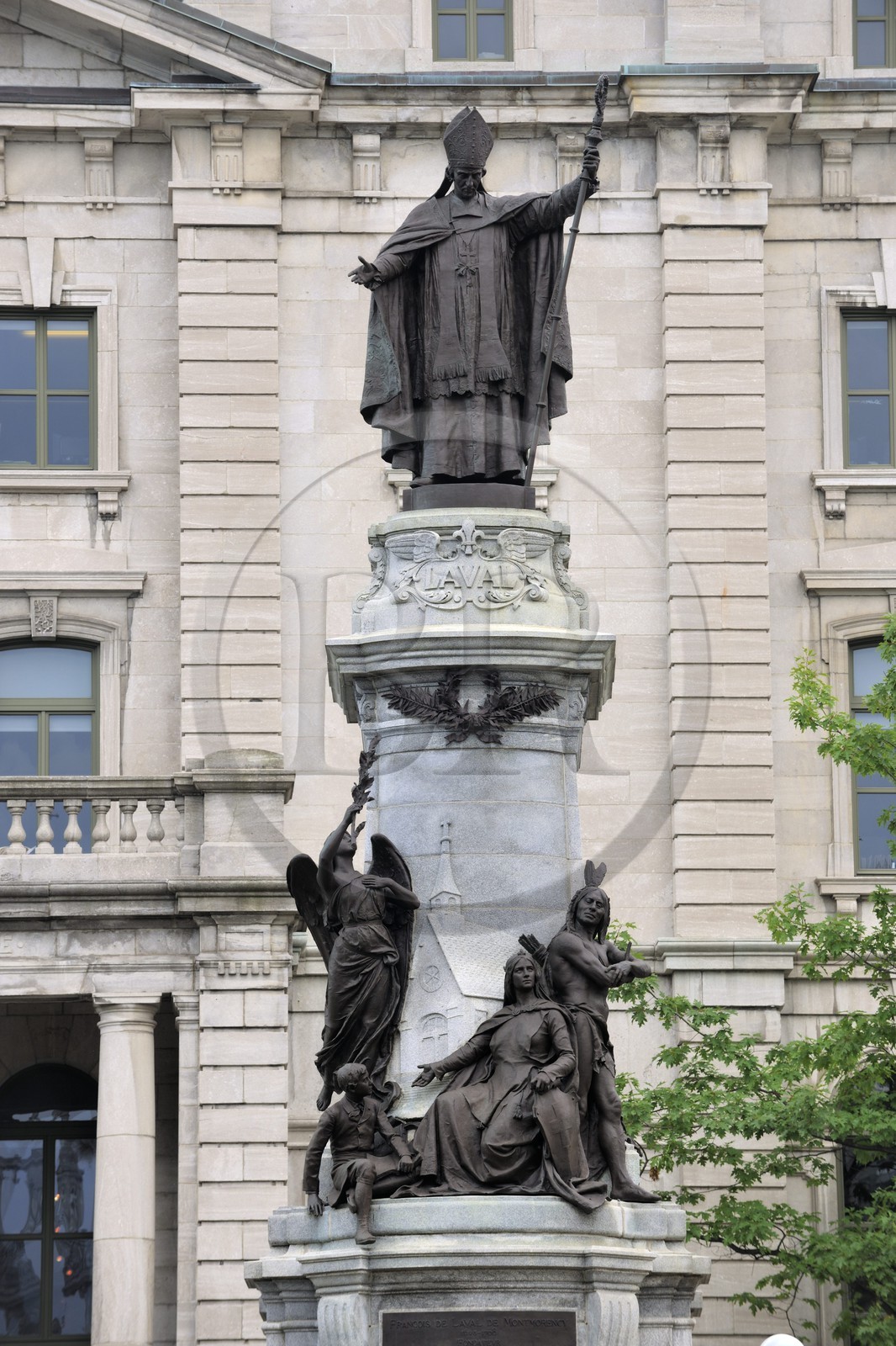 Canada, Province de Québec, ville de Québec, monument érigé en l' honneur de Monseigneur François de Laval  au coin du parc Montmorency