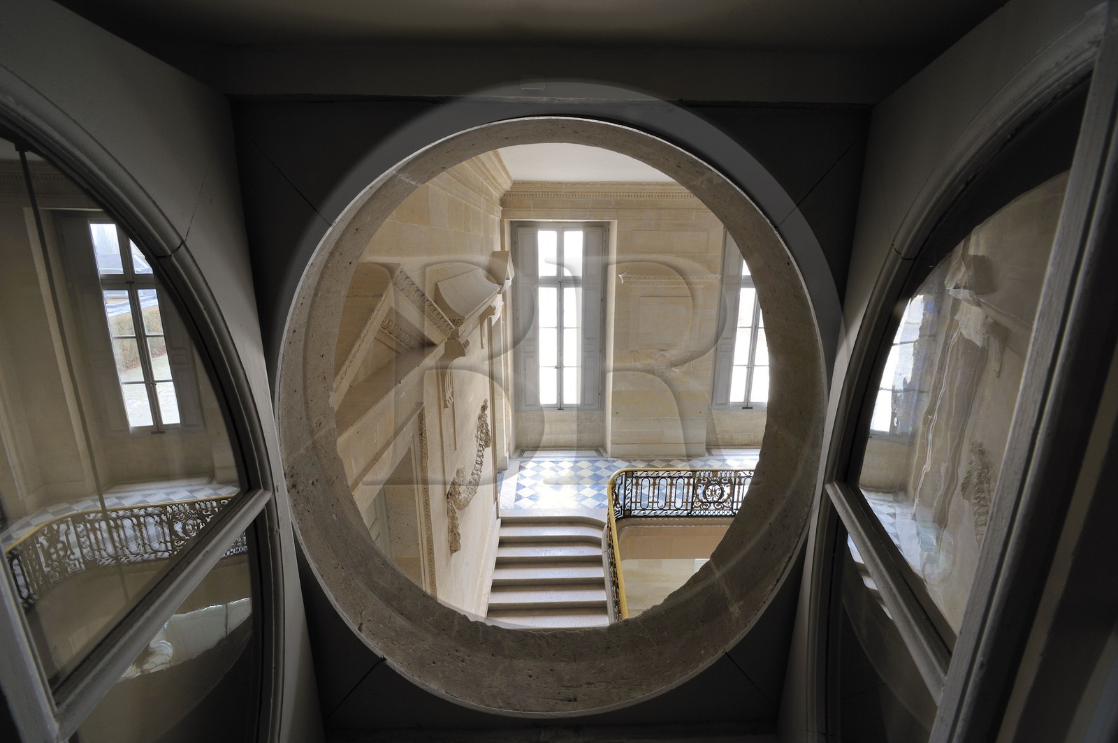 France, Yvelines (78), château de Versailles, classé Patrimoine Mondial de l'UNESCO, le domaine de Marie-Antoinette, le Petit Trianon, le grand escalier de pierre avec sa rampe en fer forgé